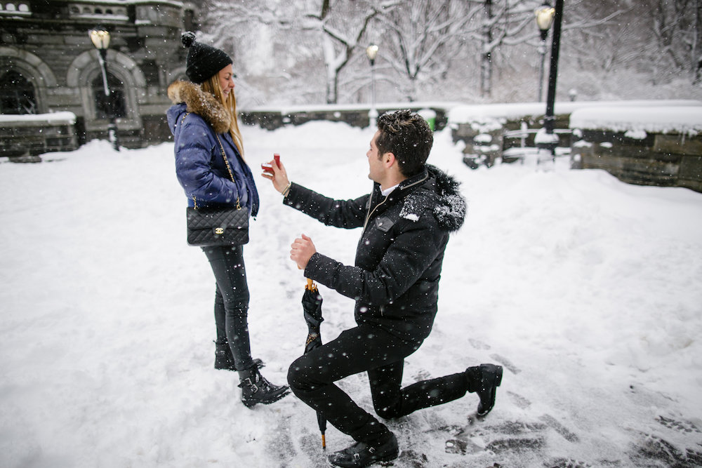 man proposing in snow in NYC